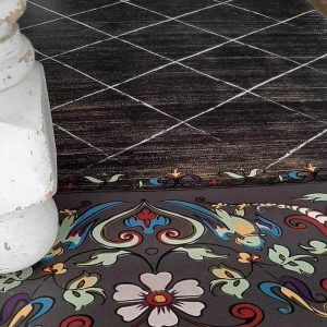 שטיח מעויינים שחור לבן בשילוב צבע